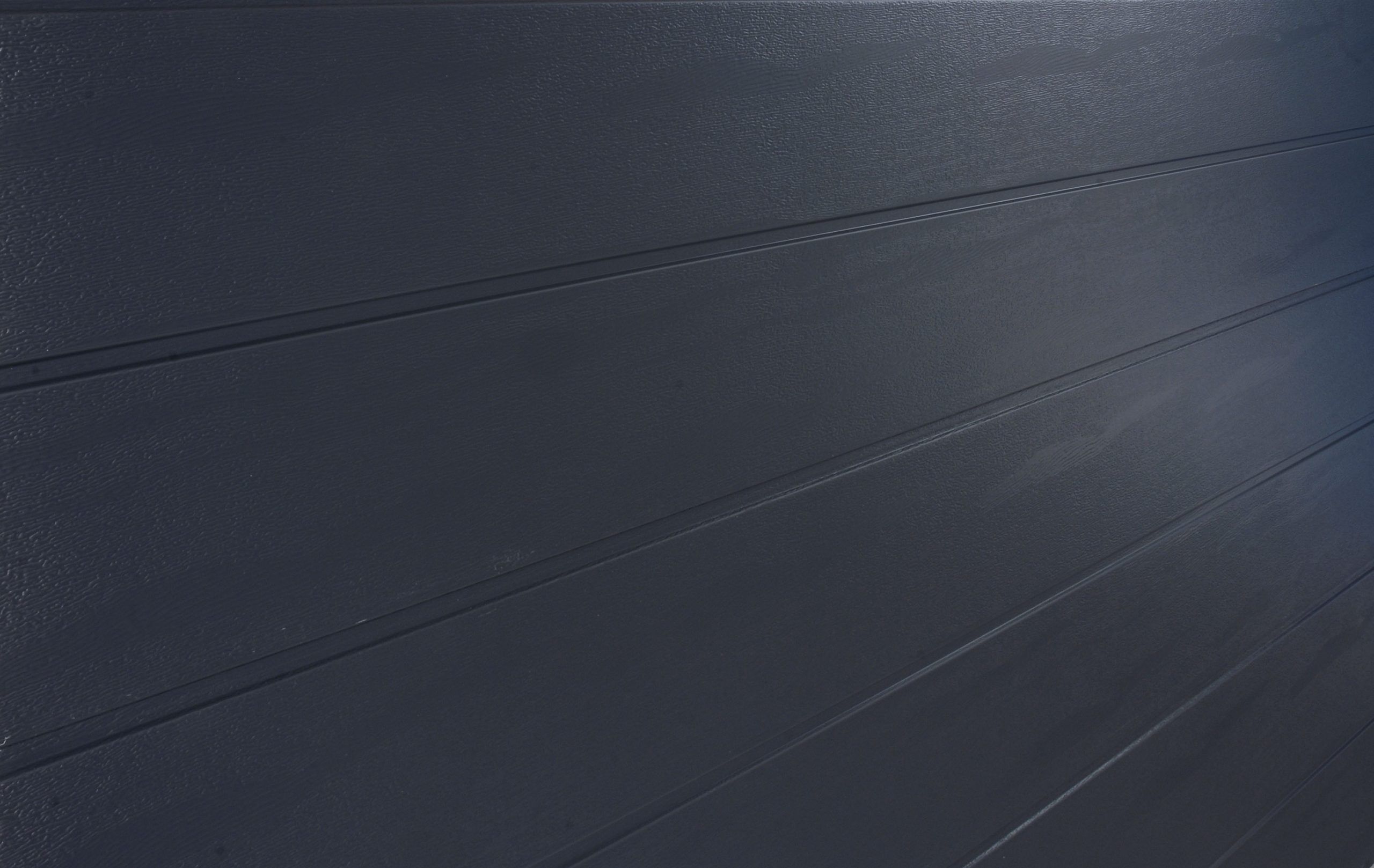 Antracit s povrchom imitujúcim drevenú štruktúru a širokými lamelami